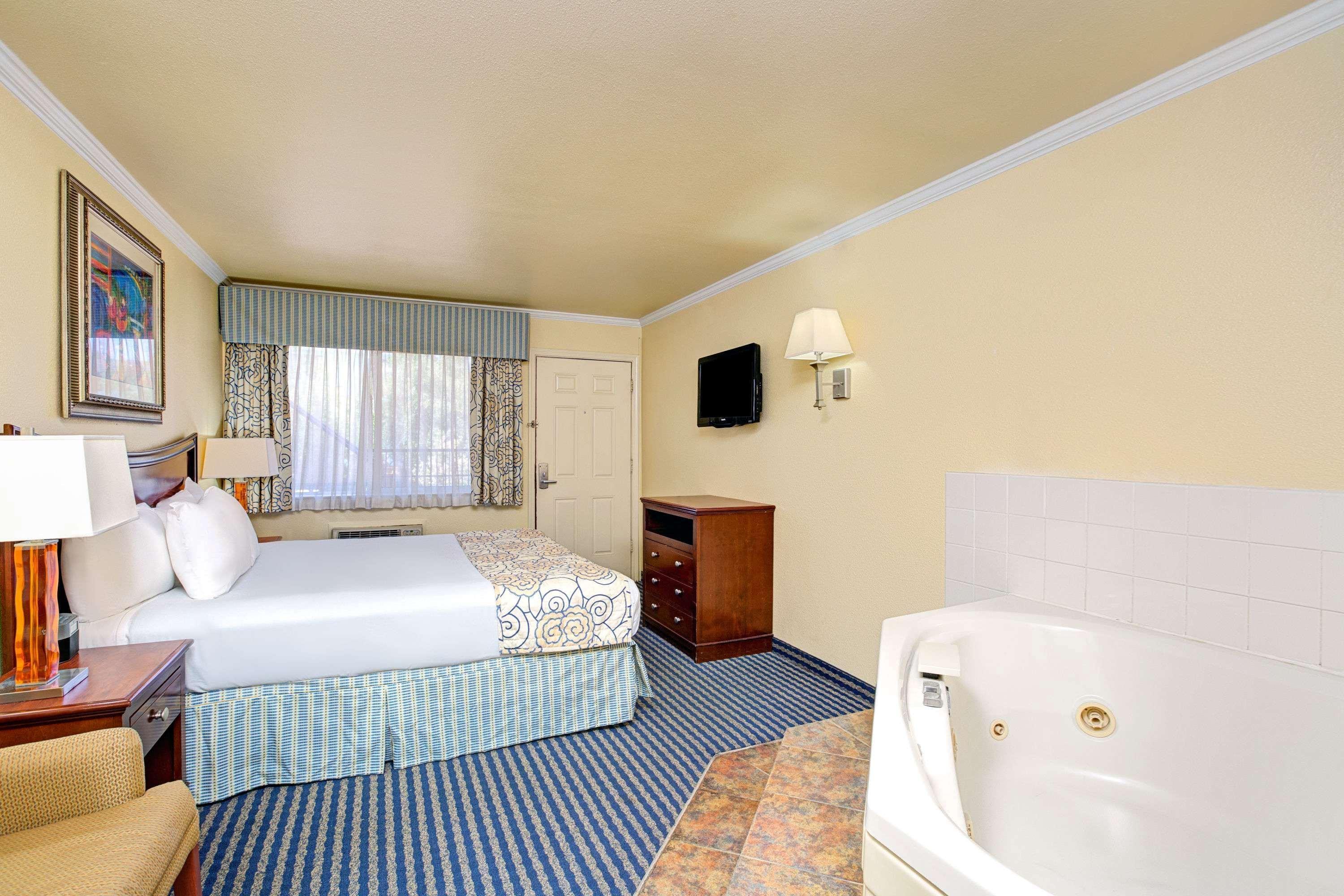 Super 8 By Wyndham Santa Cruz Beach Boardwalk Exterior photo