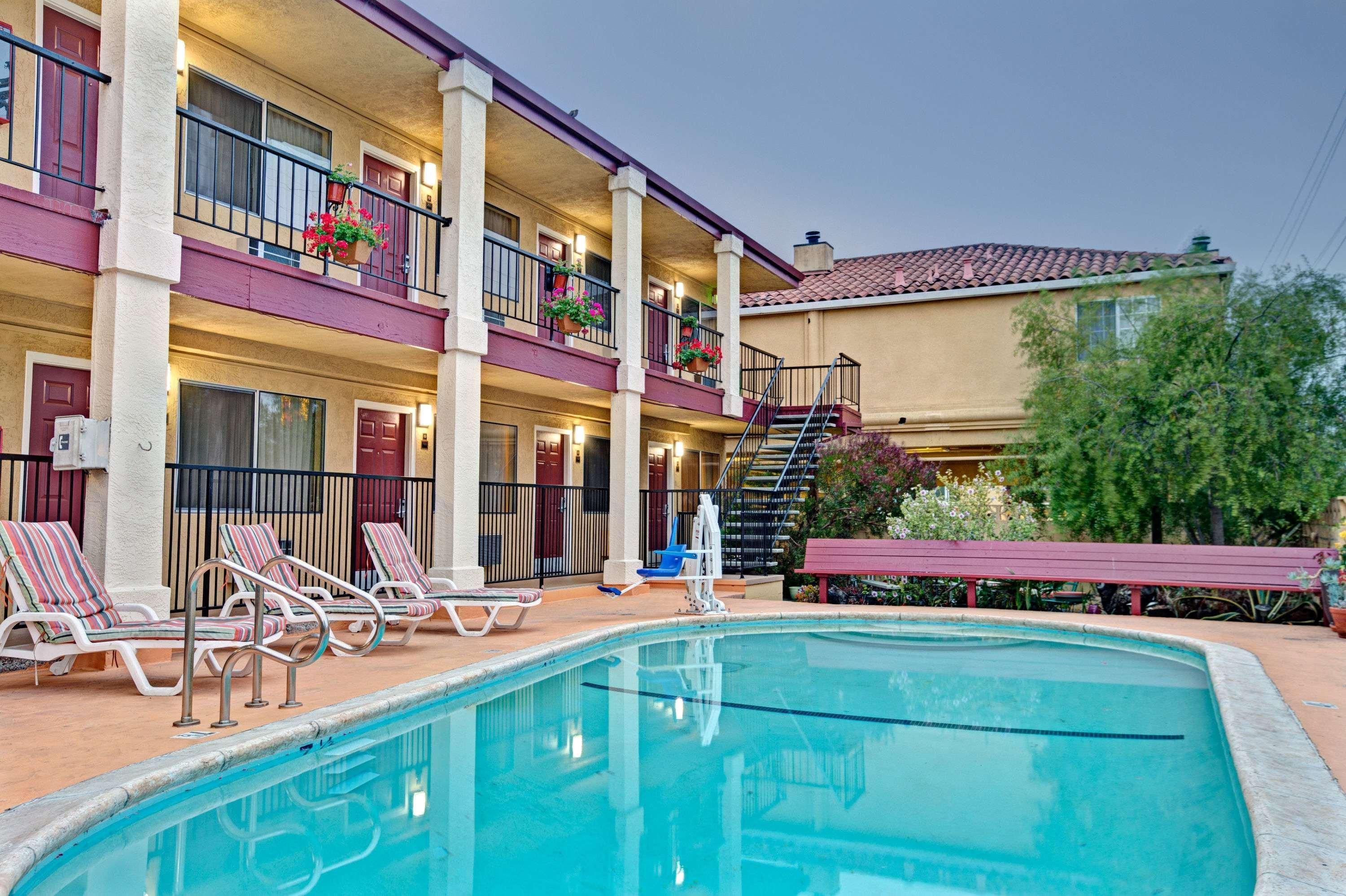 Super 8 By Wyndham Santa Cruz Beach Boardwalk Exterior photo