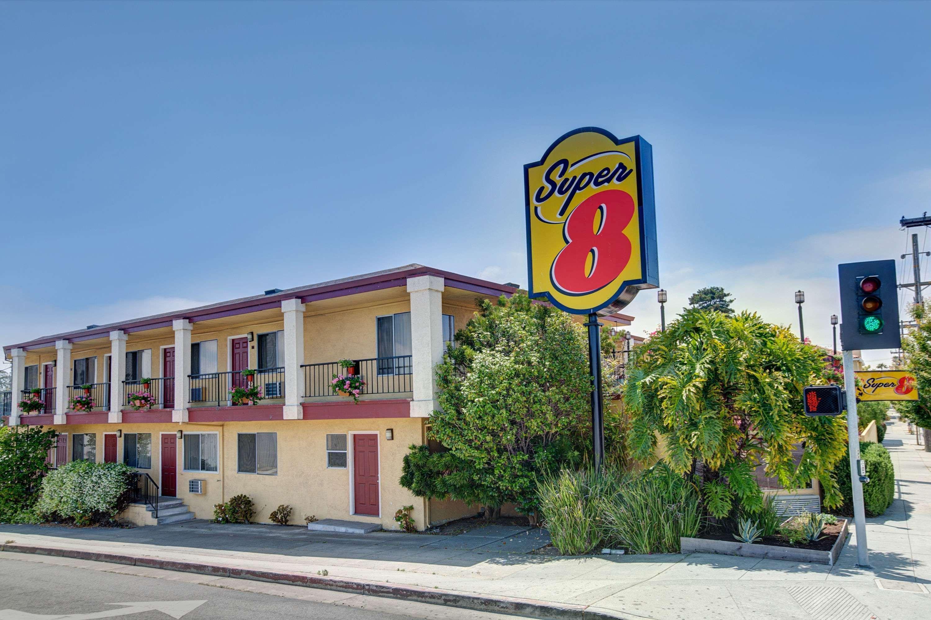 Super 8 By Wyndham Santa Cruz Beach Boardwalk Exterior photo