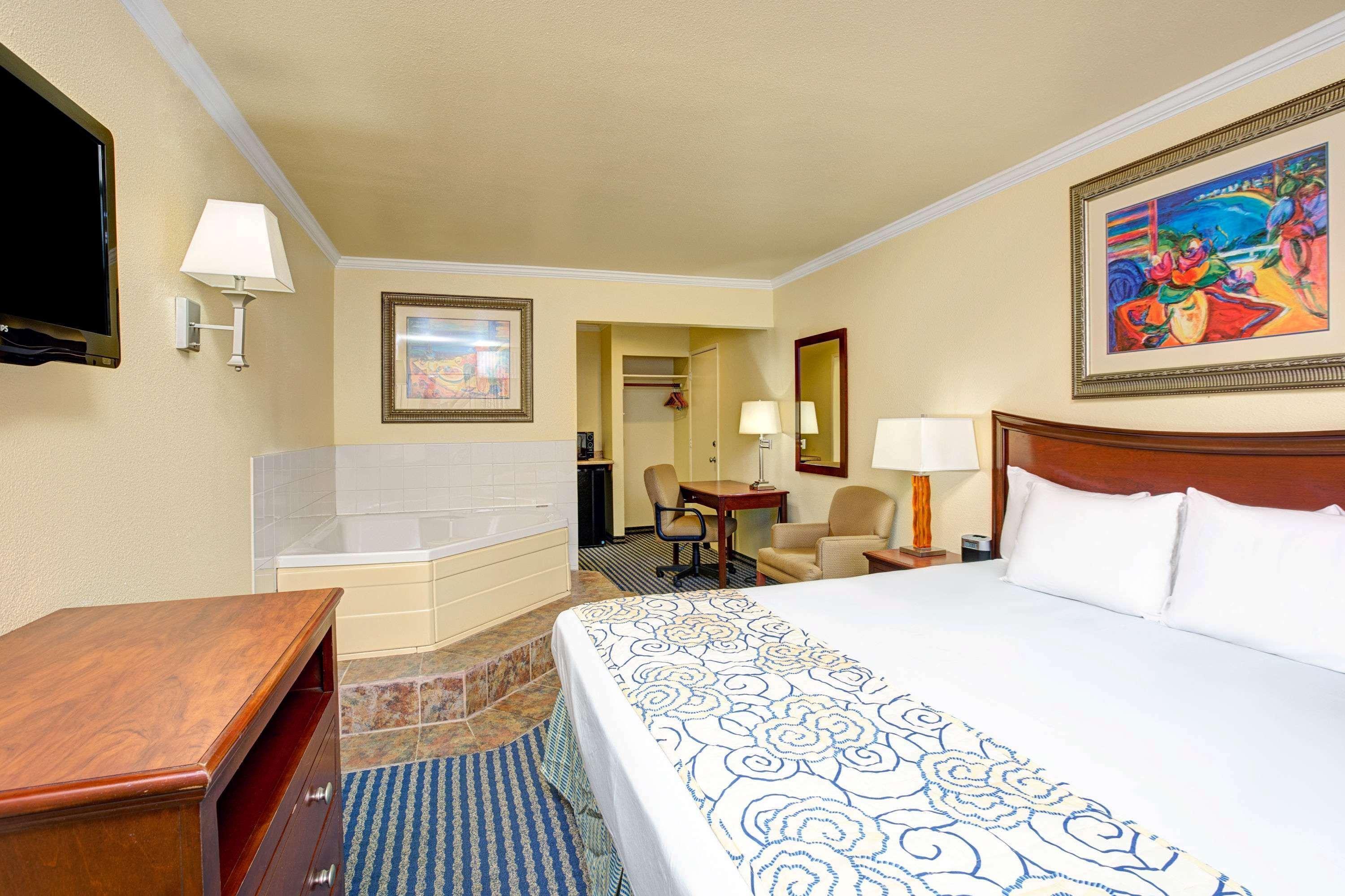Super 8 By Wyndham Santa Cruz Beach Boardwalk Exterior photo