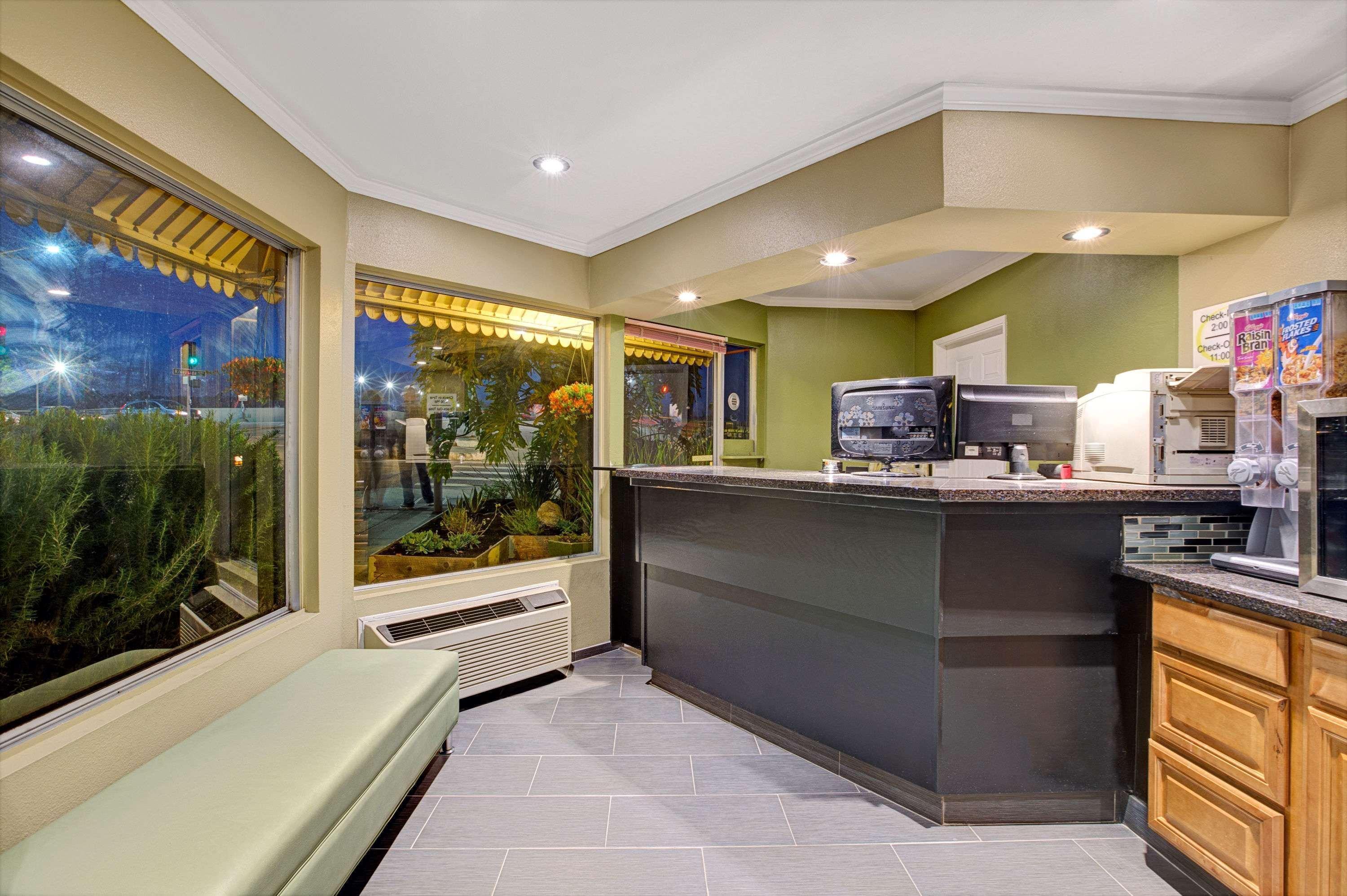 Super 8 By Wyndham Santa Cruz Beach Boardwalk Exterior photo
