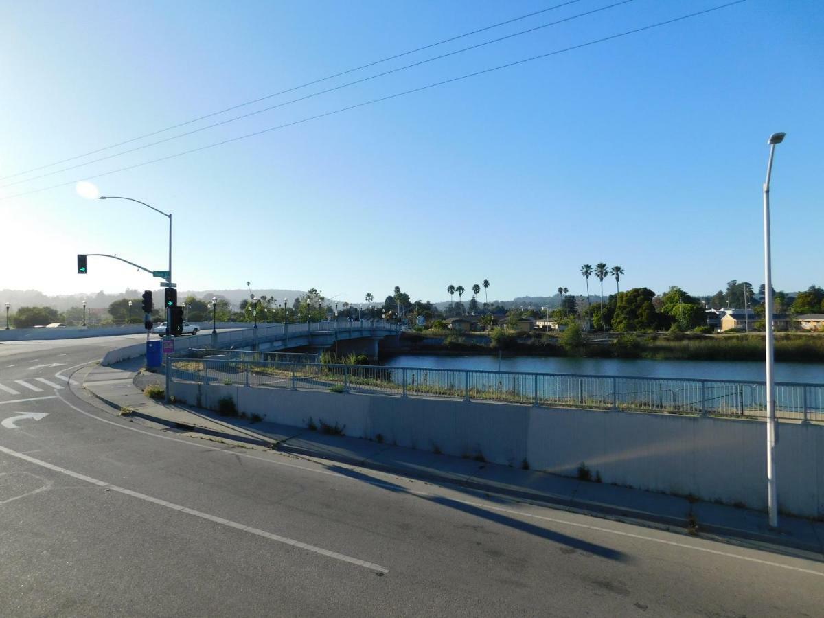 Super 8 By Wyndham Santa Cruz Beach Boardwalk Exterior photo