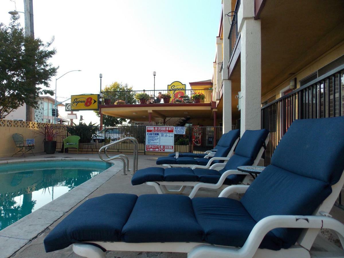 Super 8 By Wyndham Santa Cruz Beach Boardwalk Exterior photo