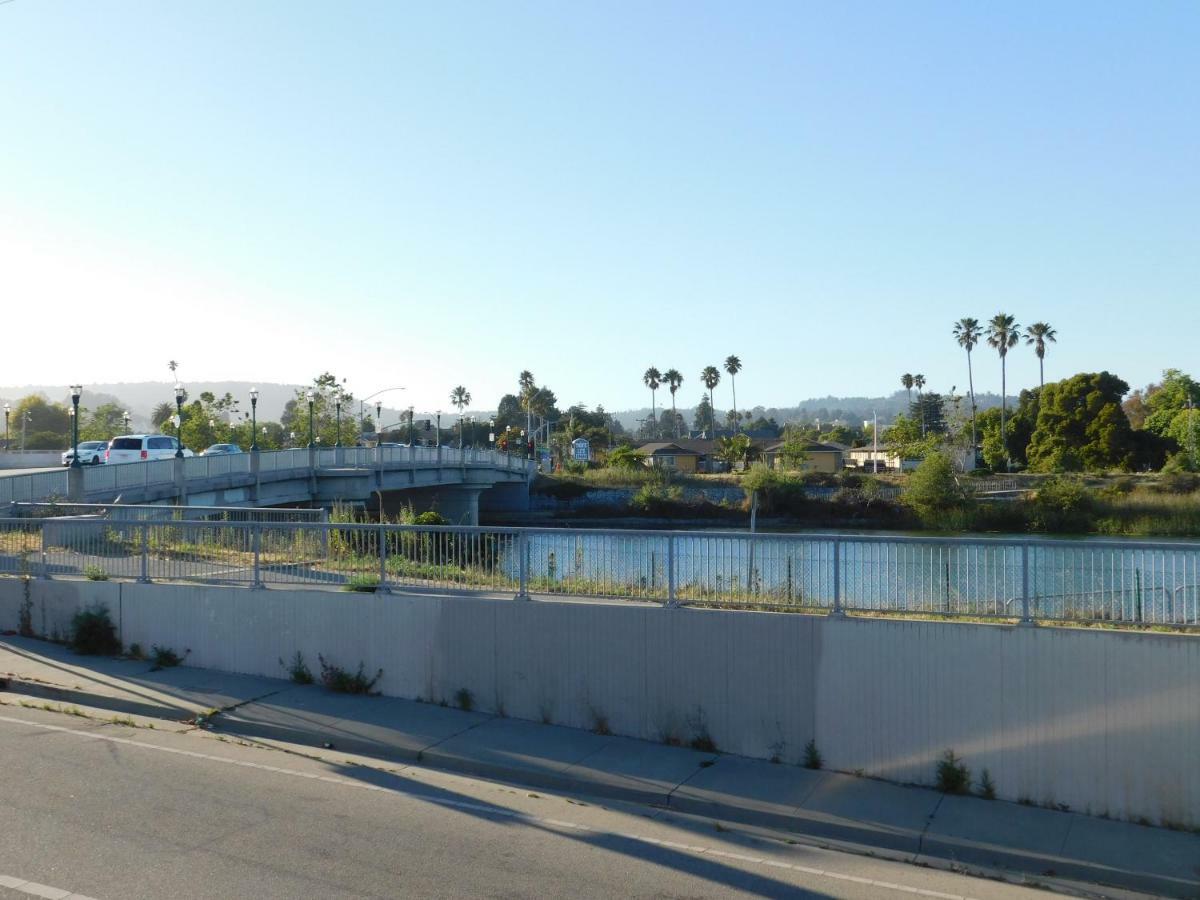 Super 8 By Wyndham Santa Cruz Beach Boardwalk Exterior photo